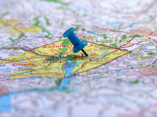 Et landkort med en nål i en bestemt destination
